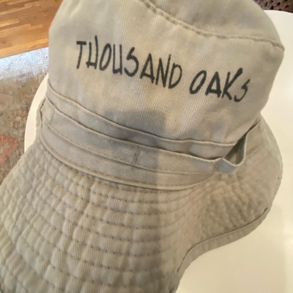 THOUSAND OAKS beige bucket hat!! See pic for all details & measurements 🤎